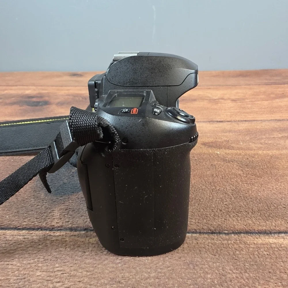 Nikon D100 Digital SLR Camera Body Black Fair For Parts Repair